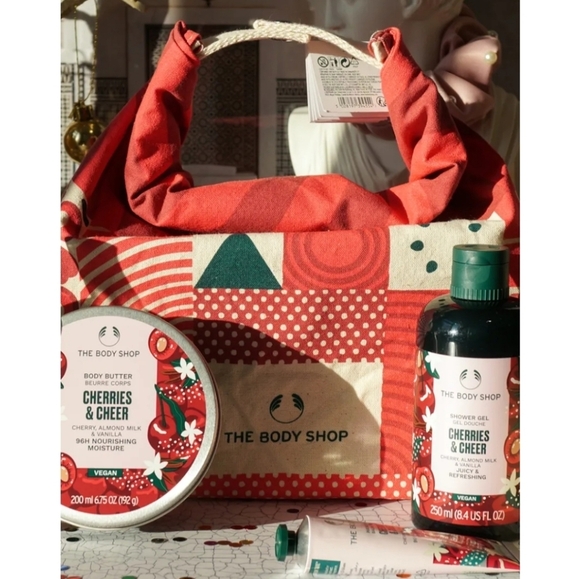 ⭐️40% Off⭐️The Body Shop Toiletry Cosmetic Bag with Snap Closure (no products) - Picture 1 of 5